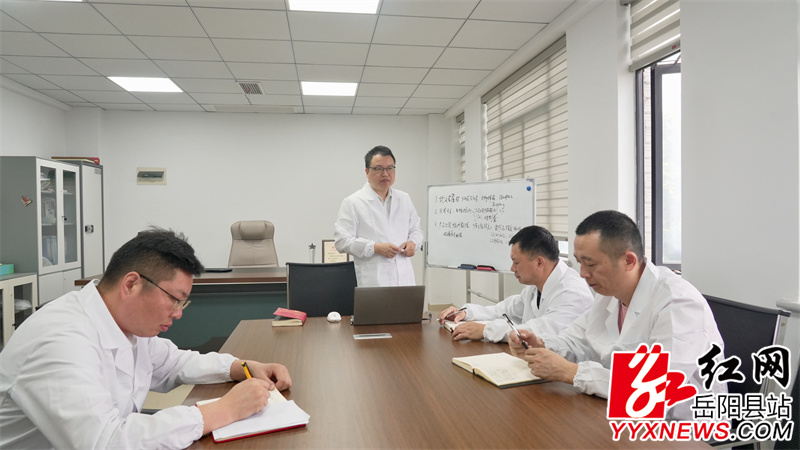 罗渡沙与科研团队交流讨论.jpg