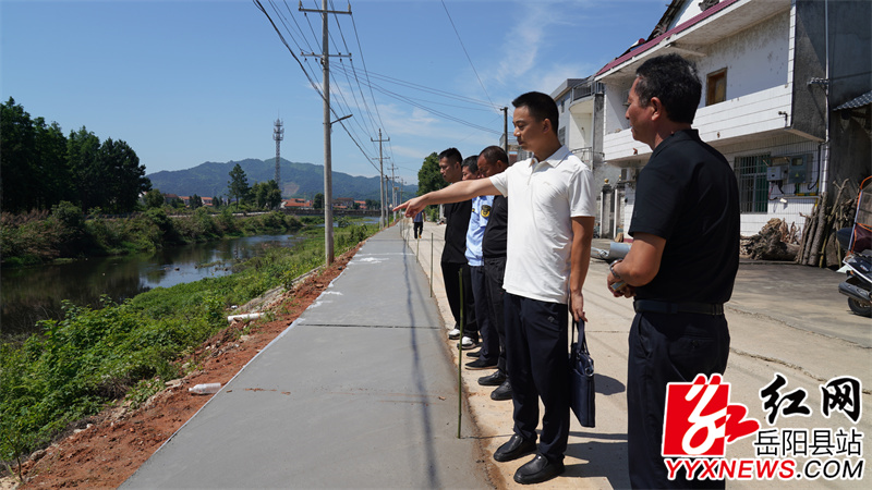 工作人员在护栏损毁路段调查取证.JPG