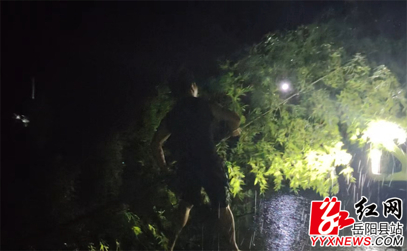 村干部连夜紧急处置.jpg 村干部连夜紧急处置.jpg