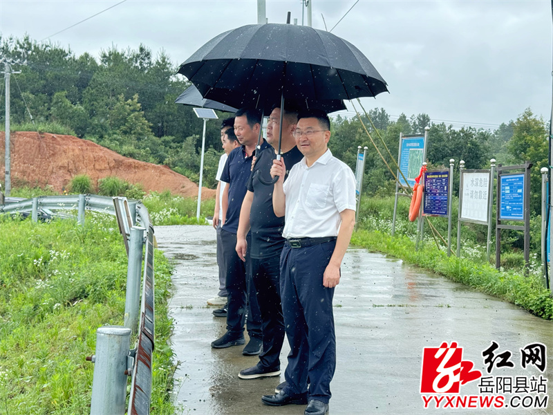 姚冲水库检查坝体安全.JPG