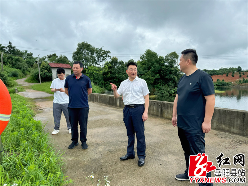 华表水库察看水位变化.JPG