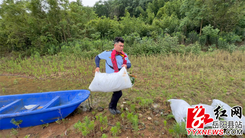 在麋鹿迁徙路线上投喂食物.jpg 在麋鹿迁徙路线上投喂食物.jpg