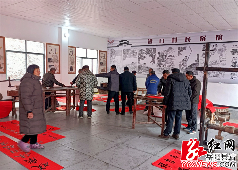 开展送楹联活动.JPG