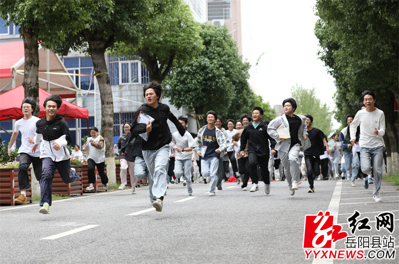 考试跑出考场.JPG