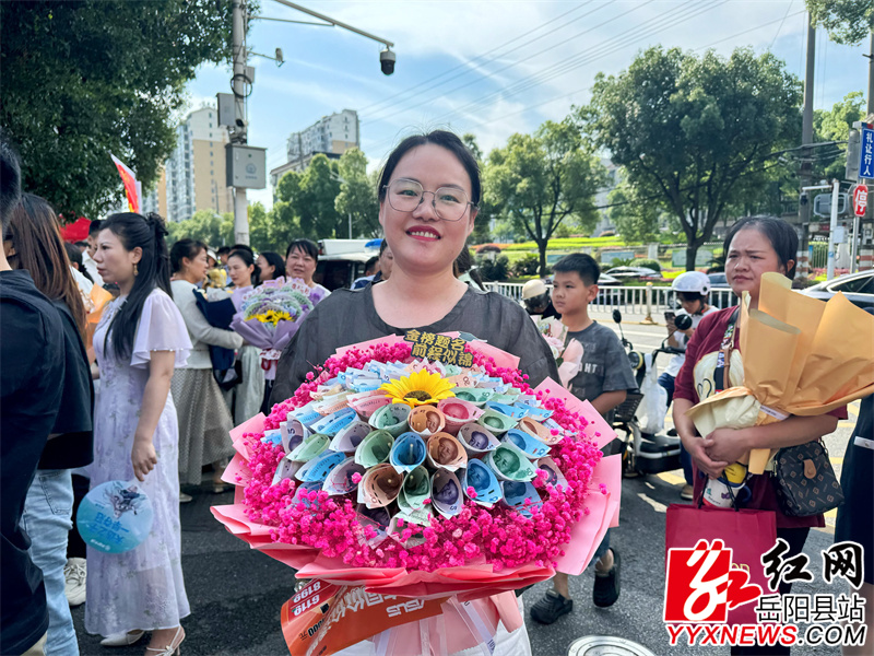 市民杨女士接受采访.JPG