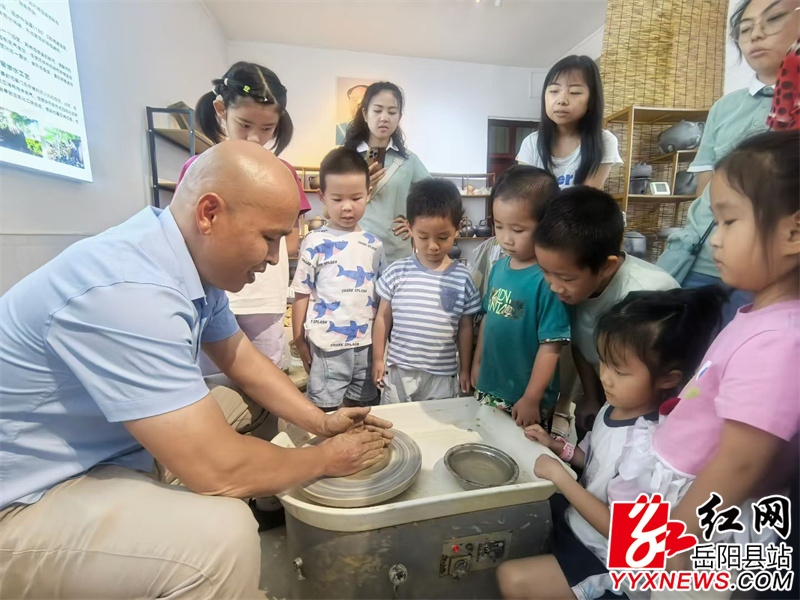 彭明志正在为游学的小朋友展示巴陵青陶技艺.jpg 彭明志正在为游学的小朋友展示巴陵青陶技艺.jpg