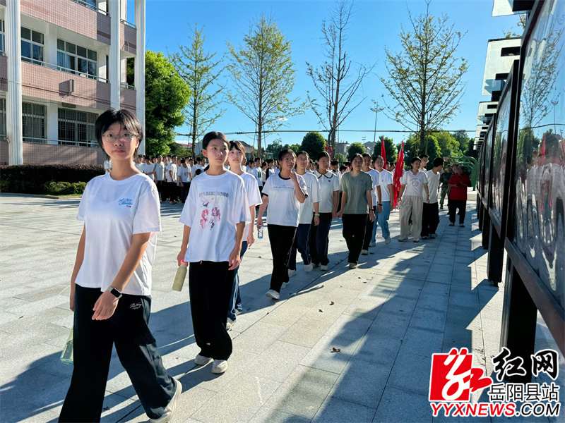 参观红色革命精神宣传.JPG