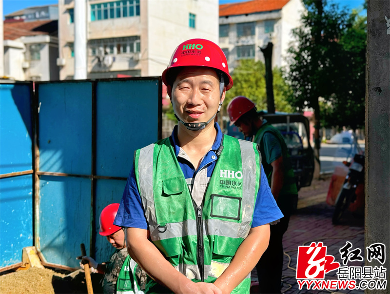 县洞庭供水公司维修员&nbsp;曹清华.JPG