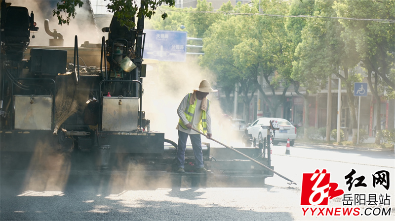 筑路工人全力战高温抢工期.jpg 筑路工人全力战高温抢工期.jpg