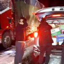 突降大雪阻前行 茶镇人民送温情