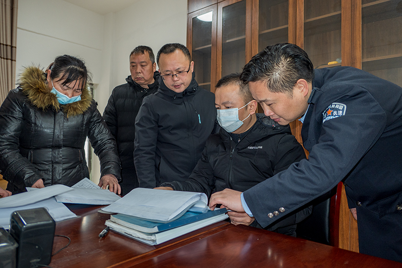 1月5日，湘西自治州和泸溪县农业综合行政执法局的执法人员先后对武溪镇五里洲、县椪柑公司、浦市兴农柑桔农民专业合作社和紫薇农业等以蔬菜、水果生产为重点的生产企业、合作社、家庭农场和种植户的包括禁用农药、安全间隔期、农药残留超标、保鲜剂防腐剂和生产经理档案等情况依法进行监督检查和抽样检验。