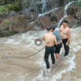 湘西泸溪：老人被困洪流 民警拉绳涉险施救