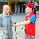 县委办文明劝导员助迷路老人回家
