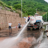 泸溪县城管执法局迅速清理雨后319国道  保障道路交通安全