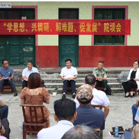 彭武学到达岚镇覃木阳村召开院坝会：发展“两果”产业 打造特色产业示范村