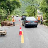 连续暴雨致泸溪公路多处塌方，交通部门积极抢险力保道路通行安全