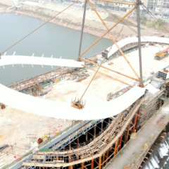 重点工程建设丨泸溪县武水大桥进行桥塔竖转施工