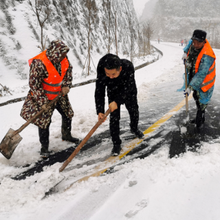迎战寒潮丨白羊溪乡雪天执勤忙全力以赴保民安