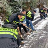 雪后护民生丨武溪镇：冰雪路上迷彩绿，民兵组织坚守抗雪抢险最前线