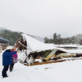 雪后护民生丨风雪无情人有情—水电八局驻村工作队心系群众