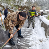 雪后护民生丨洗溪镇扫雪除冰暖人心
