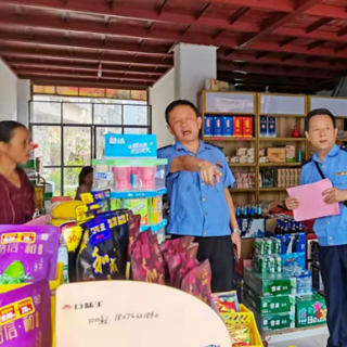 爱国卫生运动丨县市场监管局：烈日下的制服蓝