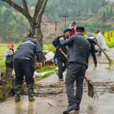 人居环境整治丨县公路建设养护中心清理道路打造生态宜居环境