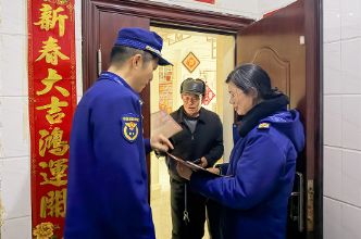 电梯小贴纸 守护大平安——泸溪消防“贴+敲”筑牢高层建筑“防火墙”