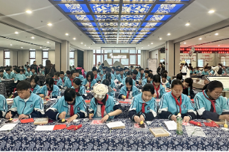 “神秘湘西走个春”：泸溪沅水画壁迎来千名吉首学子研学热潮