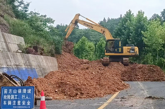 泸溪县公路建设养护中心开展S554线K41+720处边坡排险 筑牢公路安全防线