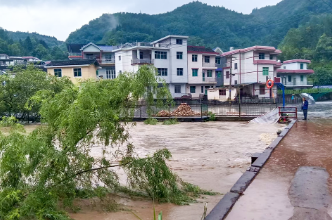 暴雨来袭严阵以待 小章乡多措并举筑牢汛期安全防线