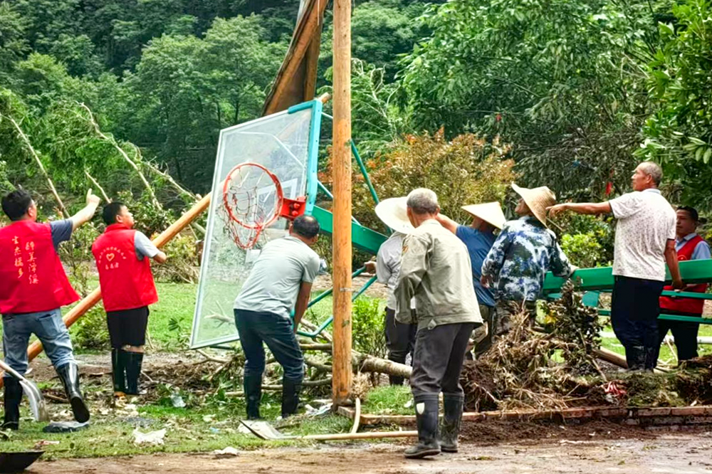 潭溪镇：抢通保供恢秩序 干群合力推重建