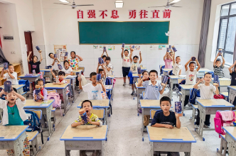 解放岩乡：情系校园送温暖 爱心奶粉助成长