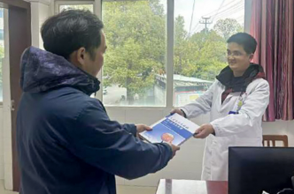 泸溪：千里赠书传薪火 医者初心系泸溪