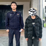 男子无证驾驶、未戴头盔还闯关！泸溪交警：拘！