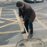 泸溪县城市管理和综合执法局开展窨井盖安全督导 确保群众“脚下安全”