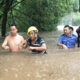 紧急！司机连人带车被困洪流 泸溪民警冒险涉水施救