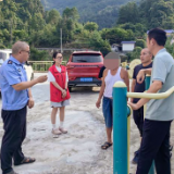 解放岩乡：两牛互殴惹纠纷，邻里互让促和谐