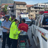 夏季行动：保障群众出行安全 泸溪交警在行动
