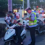 守护当“夏”泸溪交警夜查“摩电”车辆违法不放松