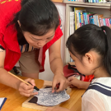 泸溪县妇联开展“巧手传文明  凿纸迎七夕”非遗文化“踏虎凿花”亲子体验活动
