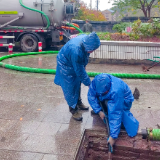 泸溪县环卫所闻讯而动 攻坚化解公厕异味难题