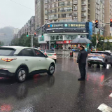 “雨”您同行 交警执勤保畅通