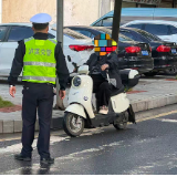 节假日不打烊 执勤不停歇!泸溪交警“一盔一带”守护平安 盼用理解换安全