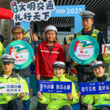 全国交通安全日｜ 泸溪："警保联动"赠头盔 共把安全“戴”回家