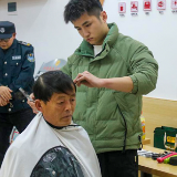 雷锋月丨县总工会开展“爱心义剪 情暖户外劳动者”志愿服务活动