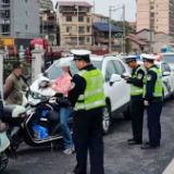 交警持续整治摩电车辆交通违法 
