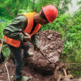 泸溪县公路建设养护中心及时排除边坡危石筑牢国道通行安全屏障