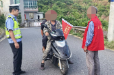 请把安全“戴”回家，泸溪县白羊溪乡花式交通劝导