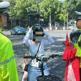创新执法有温度 交警大队开展“红马甲”劝导行动